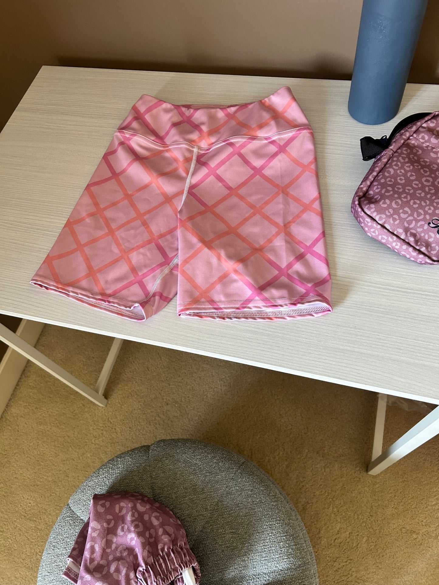 Caged lipstick Yoga Shorts